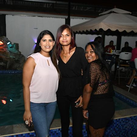 Metro Hotel Couva Exterior foto